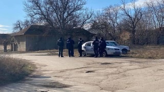 Дъщеря заключи майка си и намушка с нож сестра си