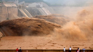 Наводненията в Китай разляха тонове химикали