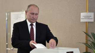 Президентът на Русия Владимир Путин посети избирателна секция в Руската