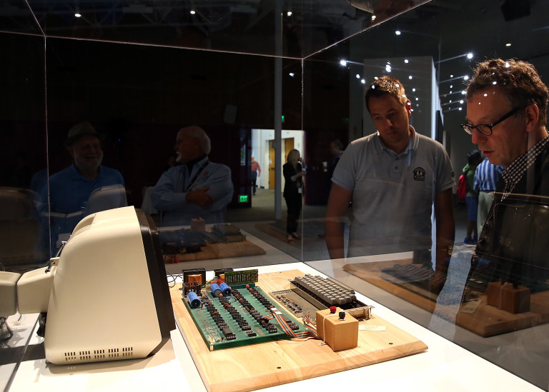 Хора разглеждат компютър Apple-1, създаден през 1976 г.,