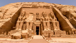Крадци се опитаха да задигнат 10-тонна статуя на египетски фараон