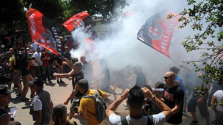 Феновете на Милан протестират срещу ръководството
