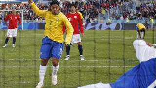 Роналдиньо бележи за Бразилия след близо 2 години
