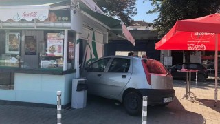 Лека кола влезе в заведение за бързо хранене след като