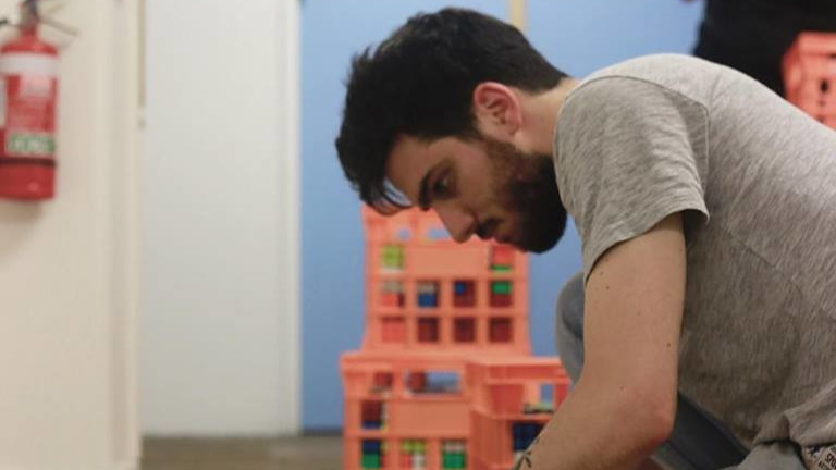 Художник печели хиляди долари от рубик кубчета