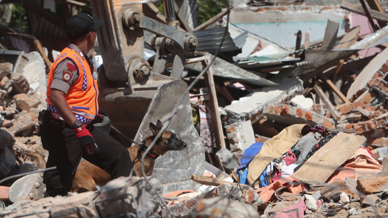Агенцията при бедствия на Индонезия съобщи, че броят на загиналите