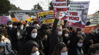 Турската полиция задържа 17 души след участието на стотици в