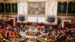 Френското правителство оцеля при вот на недоверие 