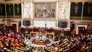 Центристкото правителство на френския президент Еманюел Макрон в понеделник оцеля в