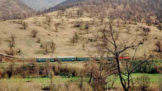 Заради свлачище дерайлира "теснолинейката" Добринище - Септември