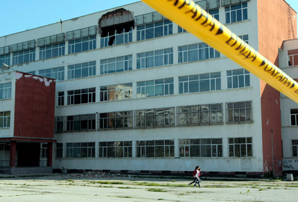 Ремонтират училището с рухнала фасада