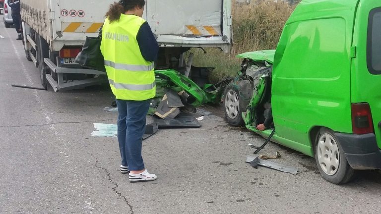 Кола се заби в спрял ТИР на околовръстния път на София