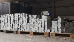 Митничари на ГКПП "Лесово" откриха близо 900 кутии цигари, укрити в осветителни панели