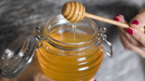 Медът, лекарствата за кашлица и гърло и защо е по-ефективен от тях