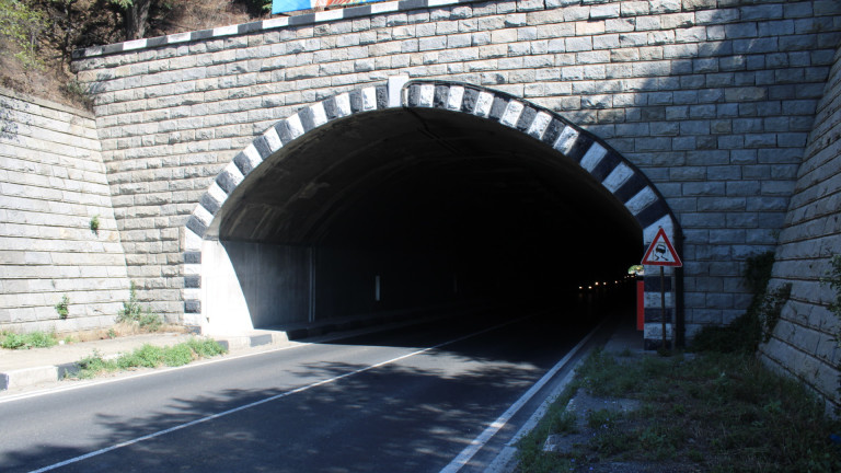 Електрозахранването в тунел Железница вече е възстановено. Това съобщиха от