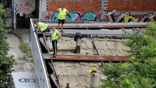 Работници демонтират част от рухналата сграда на улица Алабин при