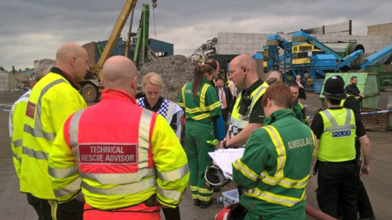 Петима загинали след срутване на стена в индустриална зона в Англия