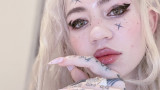 Grimes, татуировка с бяло мастило и какво значи тя за партньорката на Илон Мъск