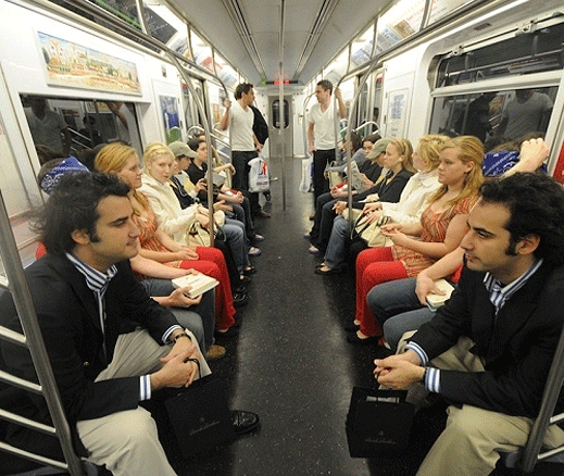 Близнаци в метрото накараха нюйоркчани да се усъмнят в разума си (галерия и видео)
