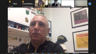 Христо Стоичков участва в онлайн среща с деца по случай