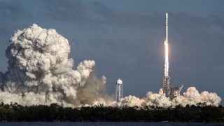 SpaceX изведоха в орбита най-големия си сателит досега 