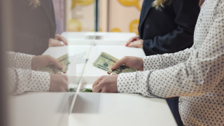 Когато имате нужда от пари назаем към кого се обръщате