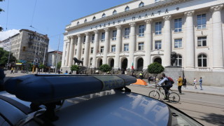 Палатки обградиха Съдебната палата в София