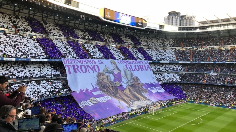  Феновете на Реал (Мадрид) пробваха да надъхат своите любимци с прелестна хореография преди началото на мача. 