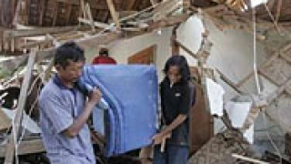 Над 650 са жертвите на цунами в Индонезия, над 500 - на буря в Китай