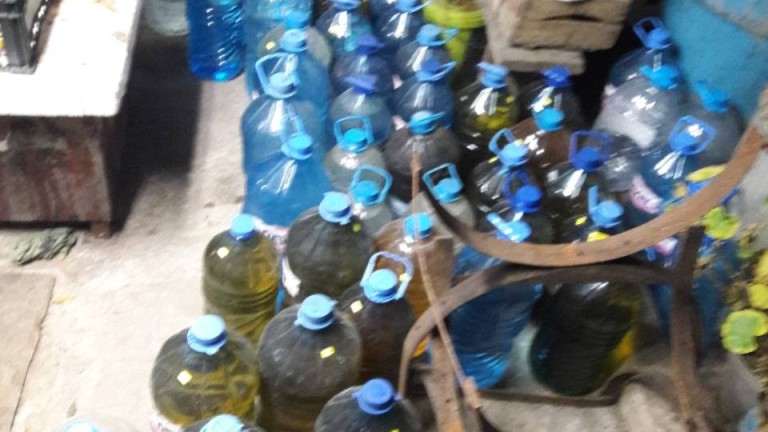Митничарите задържаха 780 литра домашна ракия без документи за платен