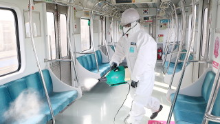 Ядосани южнокорейски граждани замеряха с яйца и обиждаха министър и