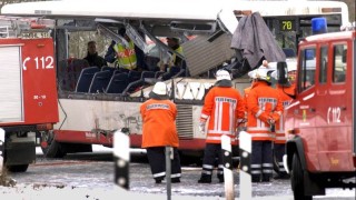 Училищен автобус се блъсна в сграда в Германия, десетки ранени