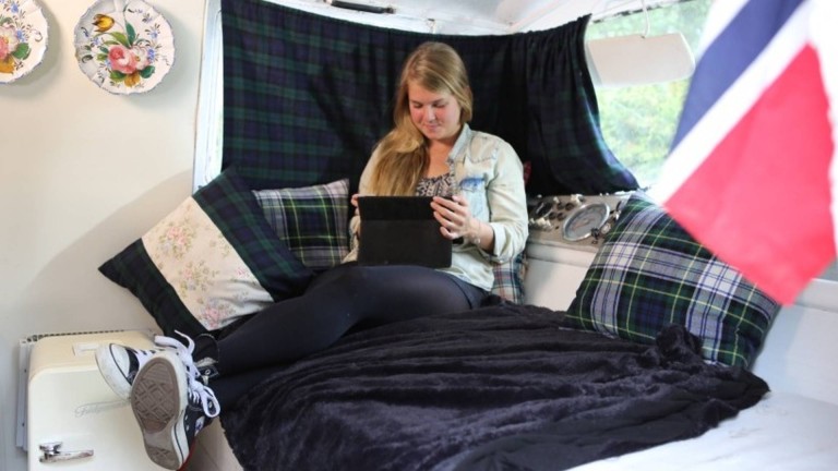 Airbnb търси 12 души, за да живеят живота на номади
