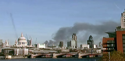 Облак гъст черен дим покри Лондон 