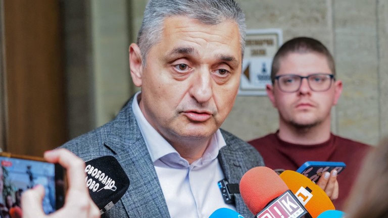 Кирил Добрев отговори на ПП-ДБ. Пред медиите в Партийния дом