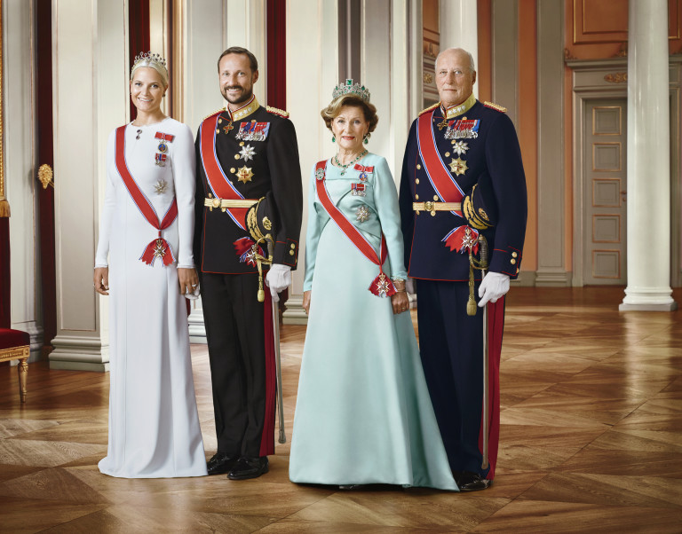  Крал Харалд (вдясно) със брачната половинка си Соня, престолонаследникът принц Хаакон и неговата брачна половинка Мете-Марит 