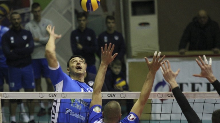 Волейболната легенда Владимир Николов игра редом до сина си -
