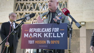Сенаторът демократ от Аризона Марк Кели ще спечели пълен шестгодишен
