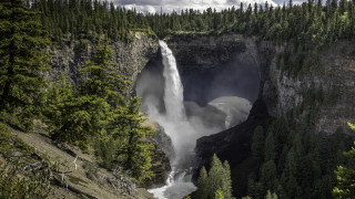 През лятото застанем ли на върха на Helmcken Falls пред