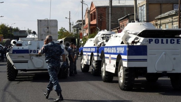 Въоръжени мъже са нахлули в полицейско управление в квартал Нор-Норк