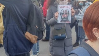 Над 200 души се събраха на протест пред посолството на