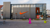 Защо Nike намали прогнозата си за продажбите догодина?