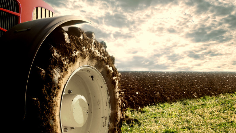 Най-големият в света производител на селскостопанска техника инвестира милиарди долари в самоуправляващи се трактори