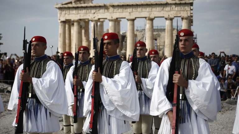 Тежки времена настъпват за хазяите в Гърция. Властите са започнали