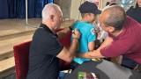 Стоичков зарадва българската общност в Каталуния и подари на училище копие на "Златната топка" 