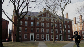 Критикуват най-богатия университет в САЩ за получаването на $9 млн. федерални стимули