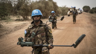 Етническите туарегски бунтовници превзеха база на мироопазващите сили на ООН