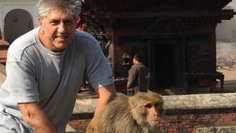 Ето къде Иван Несторов-Амебата прегръща маймуни!