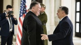 Помпео към Орбан: Путин забива клин