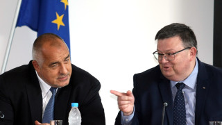 Екшън пред БТА Представители на БОЕЦ бяха замеряни с яйца